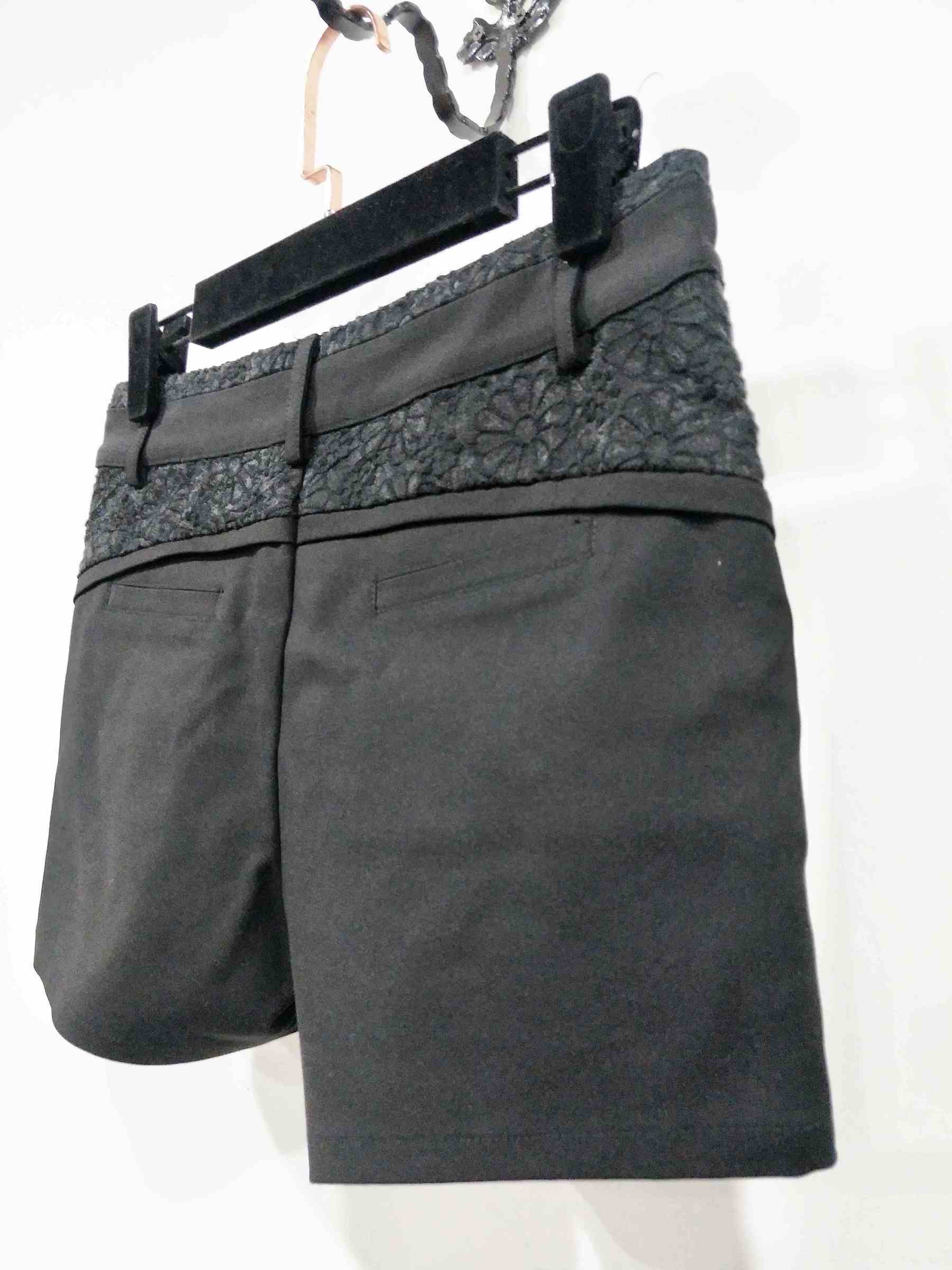 A12020A2-黑色口袋刺繡蕾絲短褲-成衣代工 (1).jpg