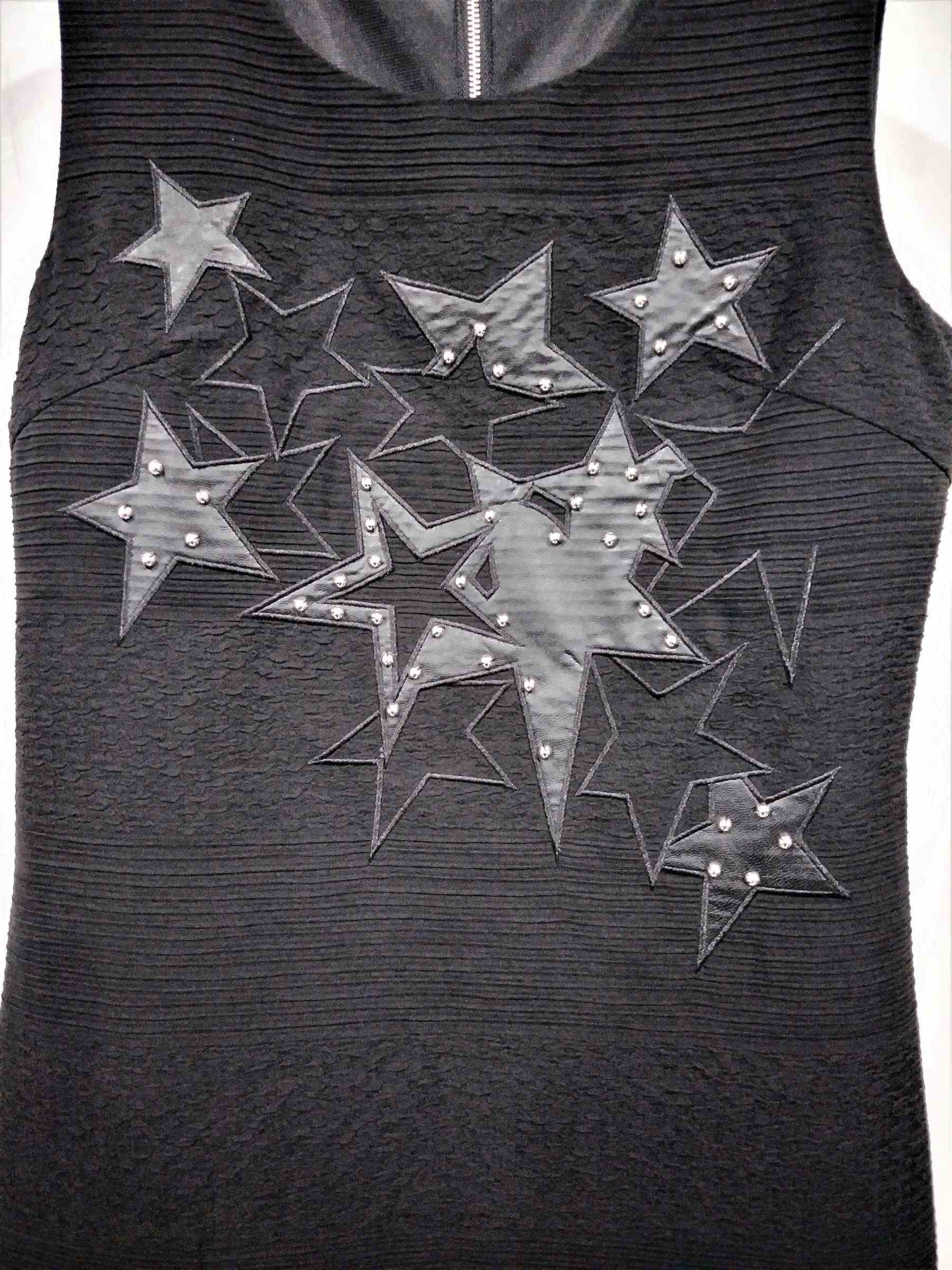 E63277LD-黑色梭織小緹花星星貼片釘珠連衣裙-成衣代工 (8).jpg
