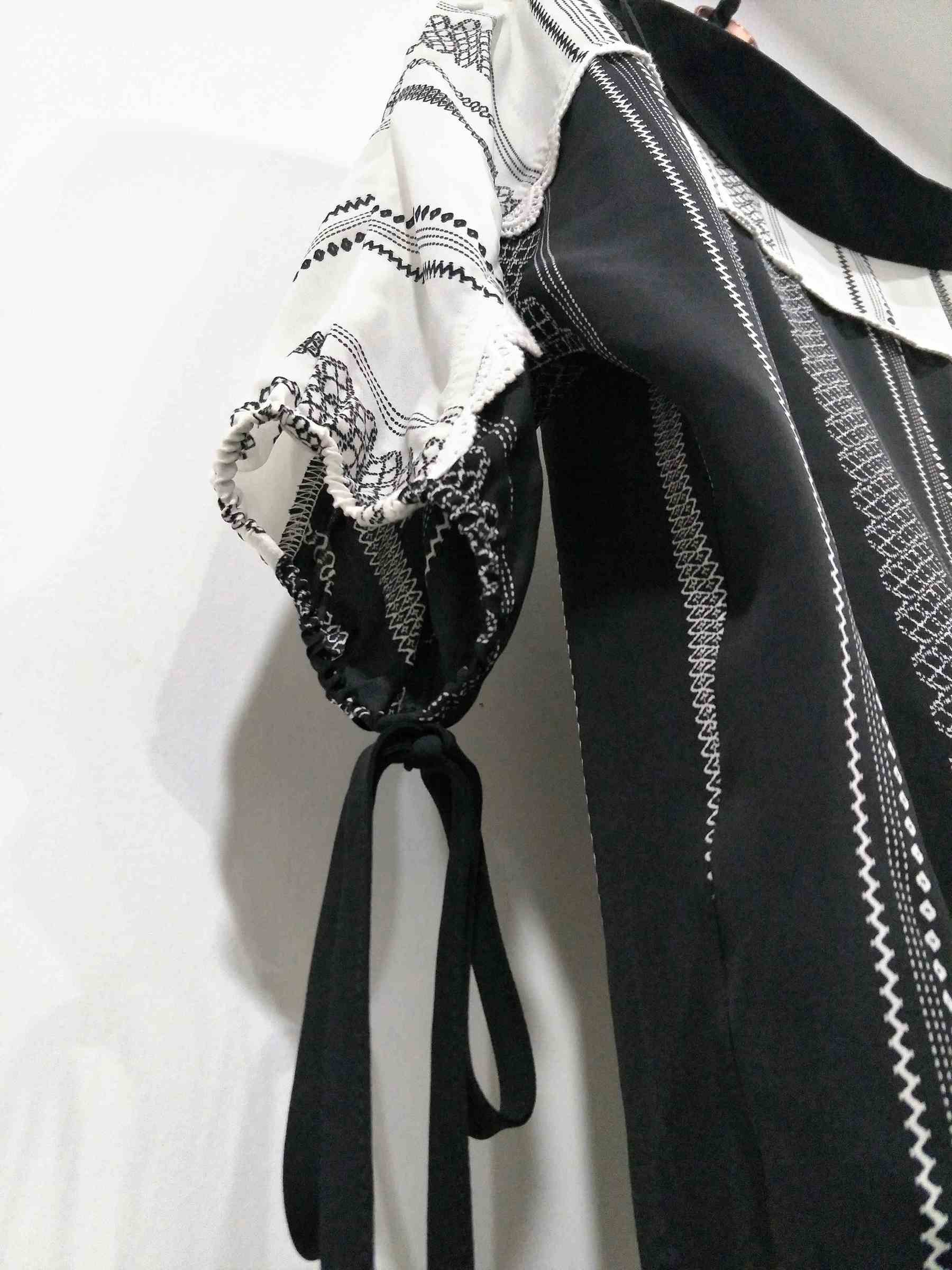 E62986SD-變化領雪紡袖口綁帶上衣-服裝代工 (4).jpg