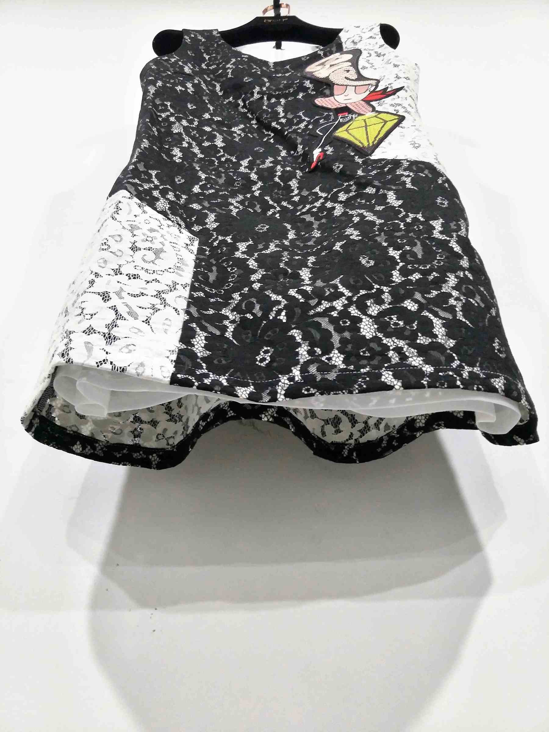 E63305LD-黑白蕾絲刺繡貼片連衣裙-服裝代工 (9).jpg