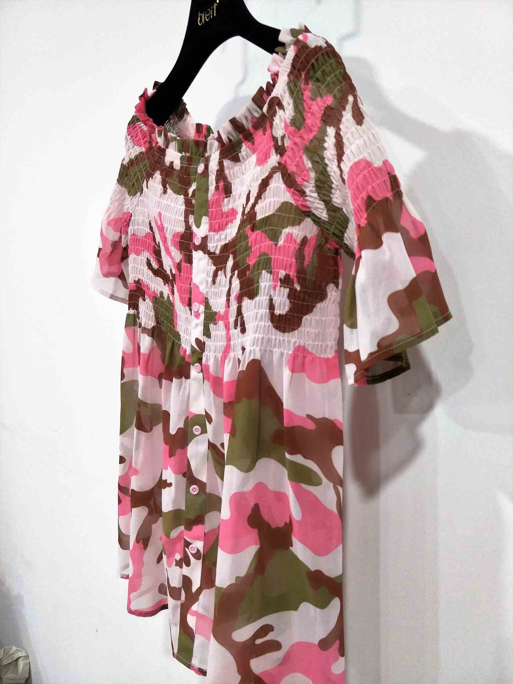 E63298SD-粉紅迷彩單排釦一字肩上衣-服裝代工 (9).jpg