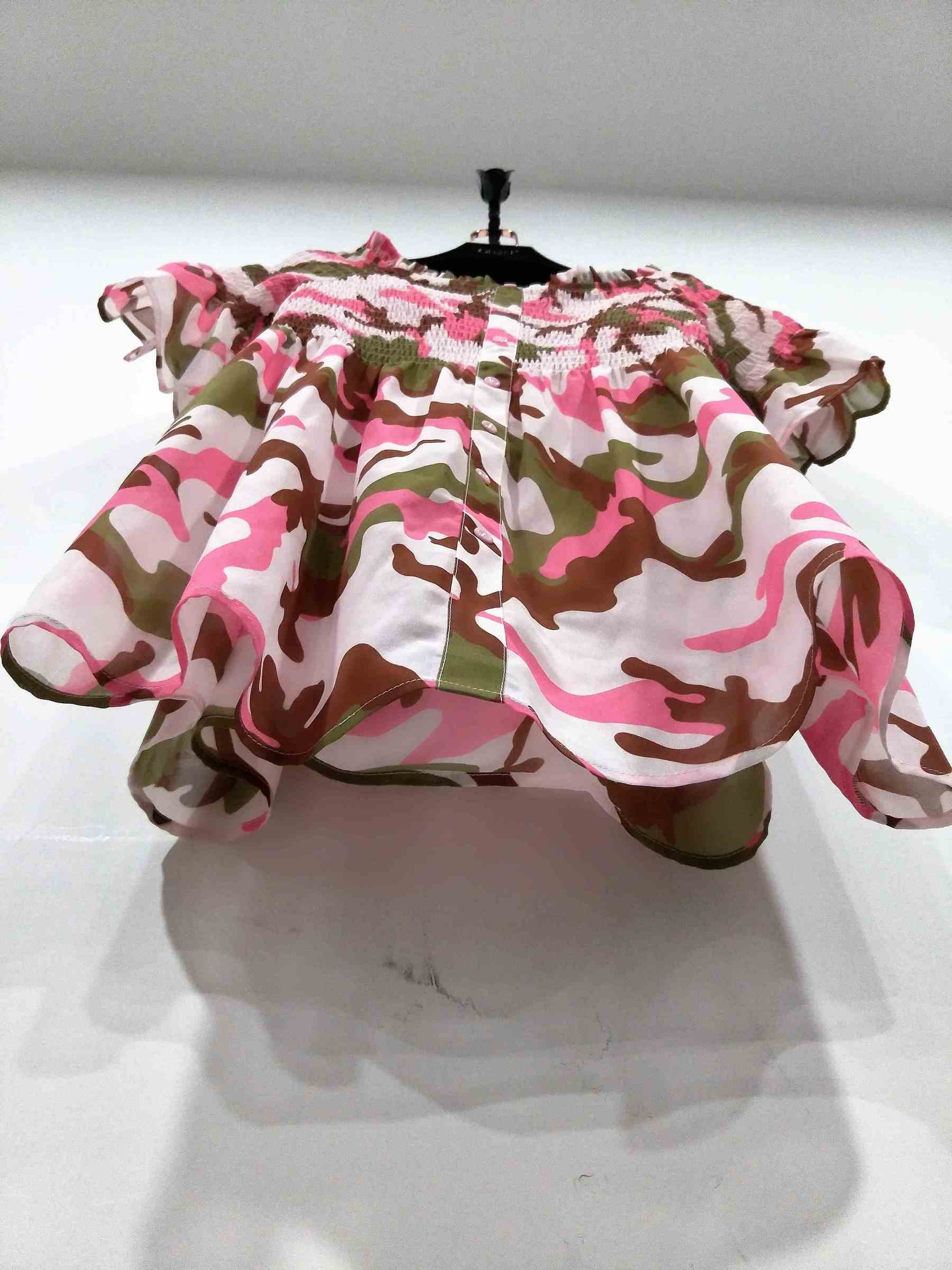 E63298SD-粉紅迷彩單排釦一字肩上衣-服裝代工 (9).jpg