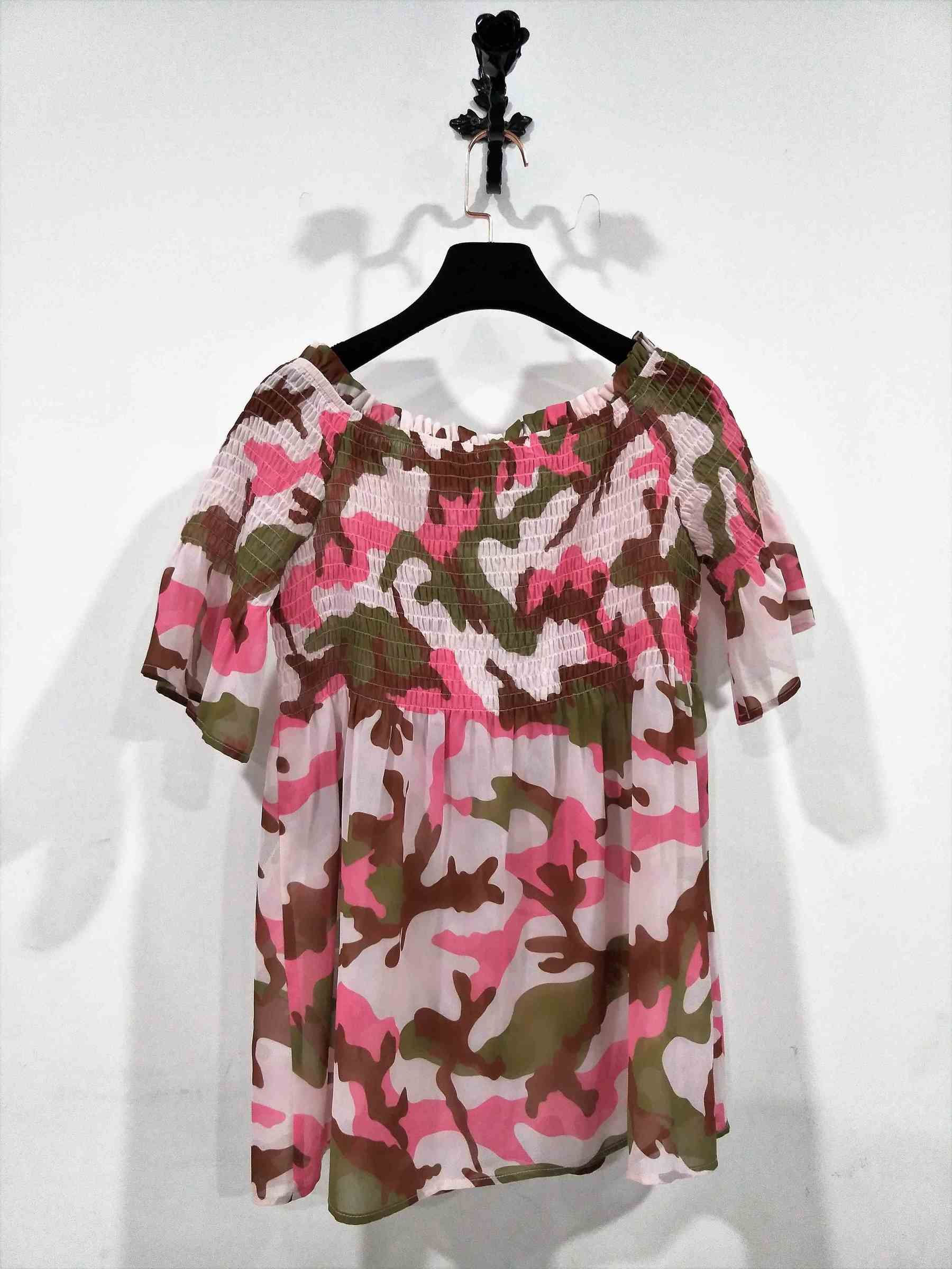 E63298SD-粉紅迷彩單排釦一字肩上衣-服裝代工 (9).jpg