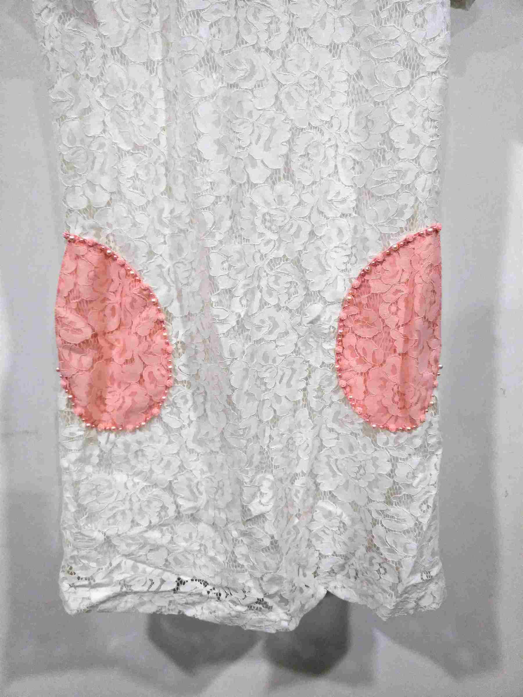 白色蕾絲拼接粉紅蕾絲口袋釘珠連衣裙 (7).jpg