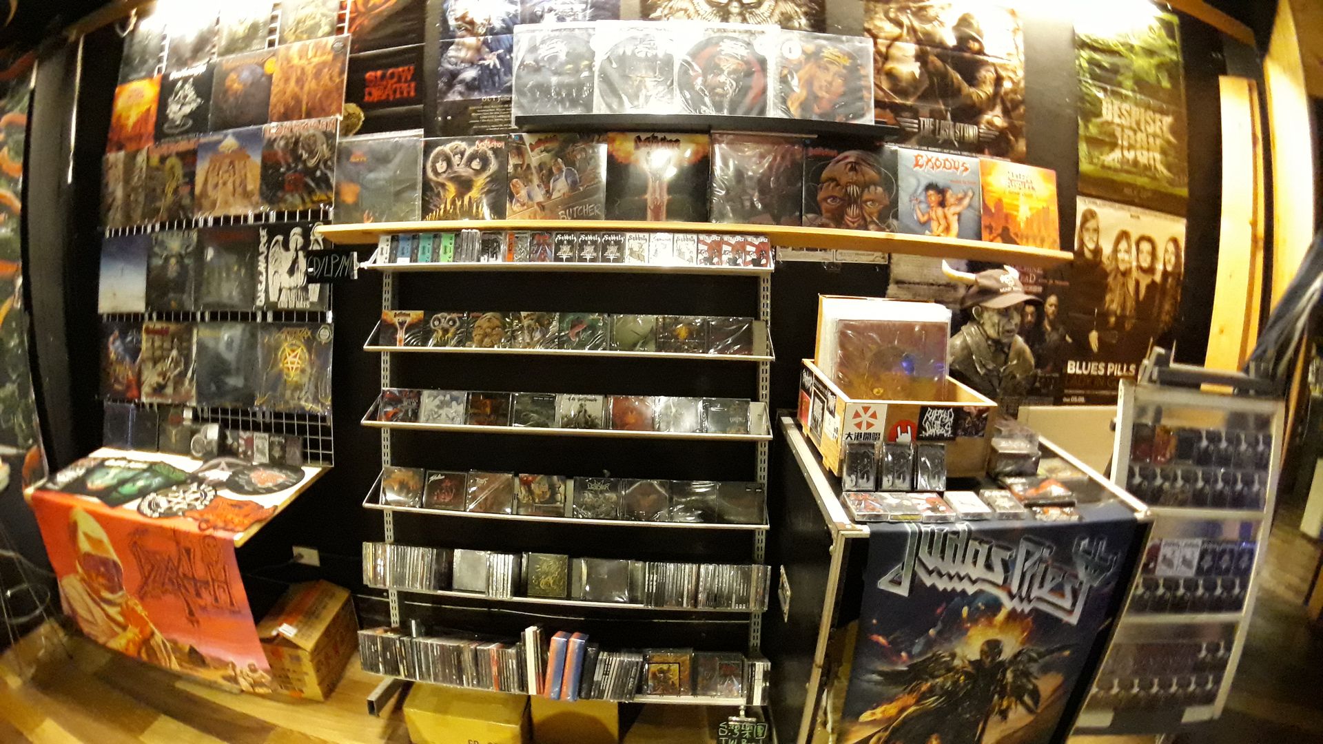 陰府門 Pub Metal Shop - No.1 Heavy Metal Shop in Taiwan - 一、四休息 / 平日 16:00~21:00 / 假日 14:00~21:00 /  (Tue-Wed&Fri 4pm - 9pm, Sat-Sun 2pm-9pm)