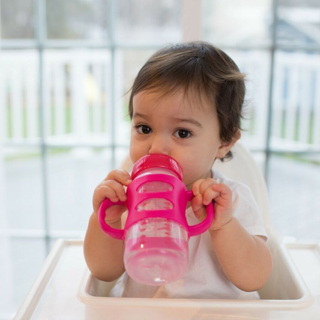 Lifestyle_Sippy_Bottle_with_Handles_Wide-Neck_O16A0611.jpg