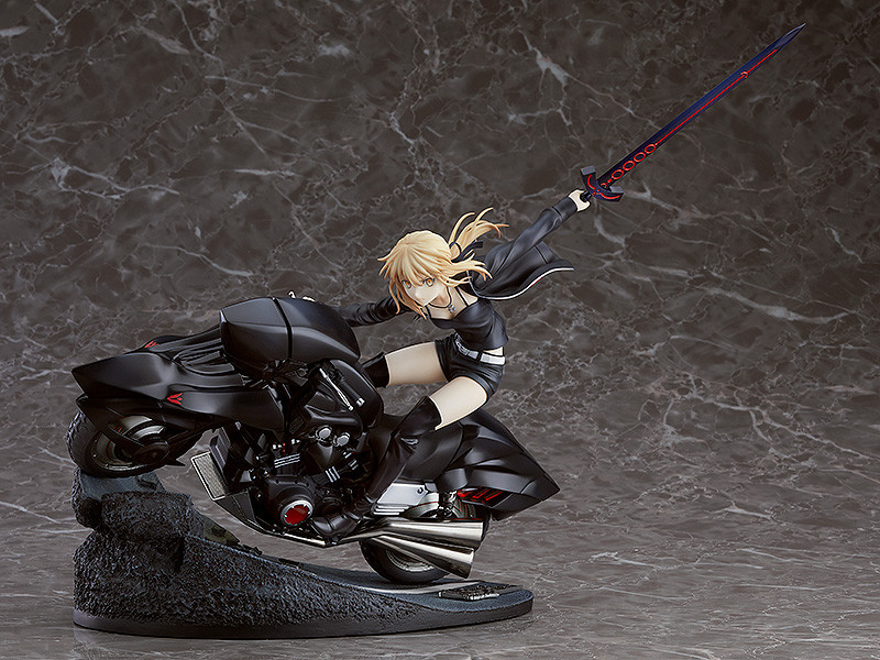 Saber Altria Pendragon (Alter) & Cuirassier Noir.jpg