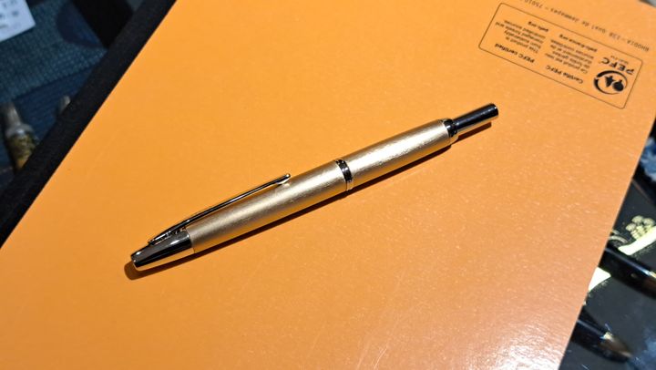 百樂 - 18k 香檳金 髮絲紋二十色限定款 無蓋按壓式鋼筆 Limited Capless - 2
