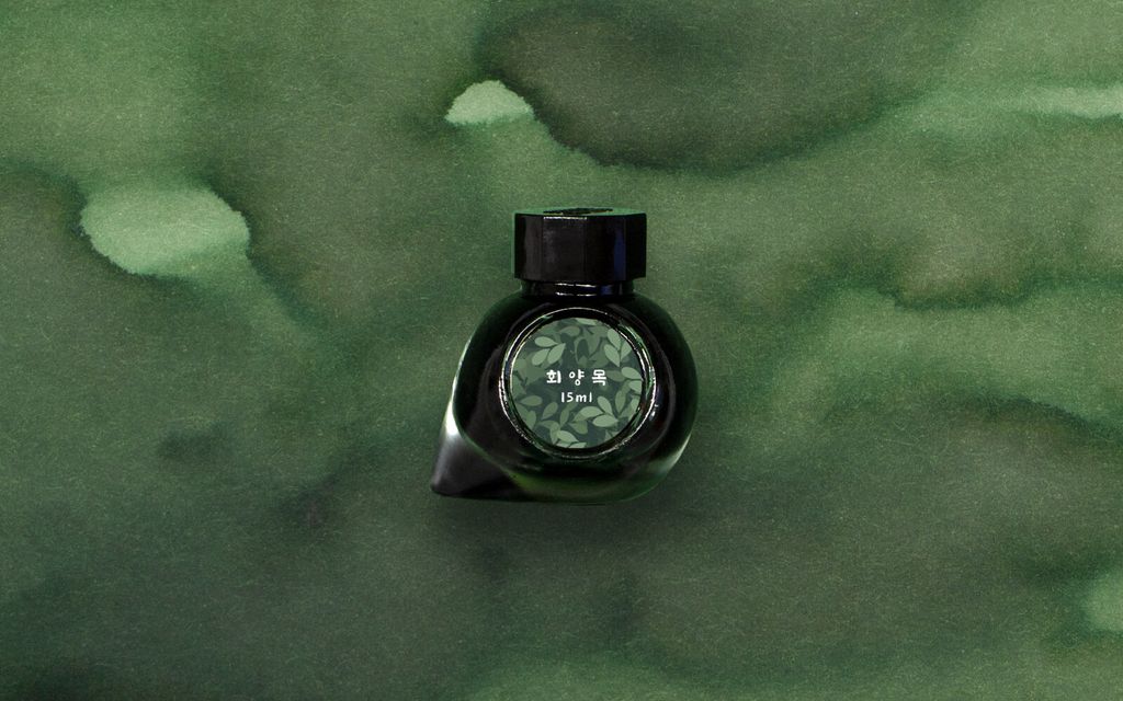 Colorverse No.64 Boxwood 黃楊木 Ink Bottle Top View & Green Background