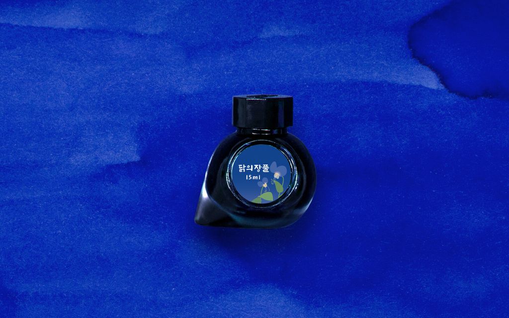 Colorverse No.70 Asiatic Dayflower 鴨跖草 Ink Bottle Top View & Blue Background