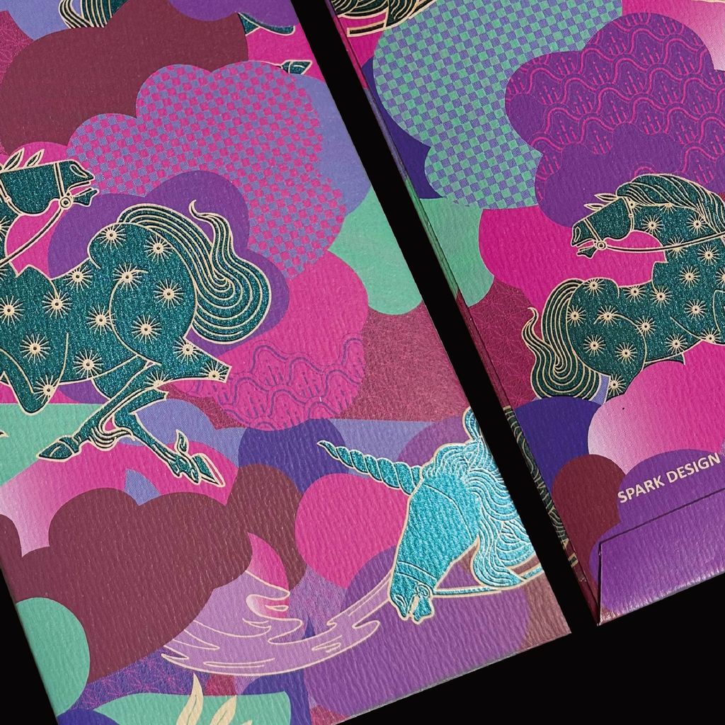 SPARK DESiGN Purple Red Envelope Flow with Light 晟道設計 紫色紅包袋 藍紫流光馬匹細節