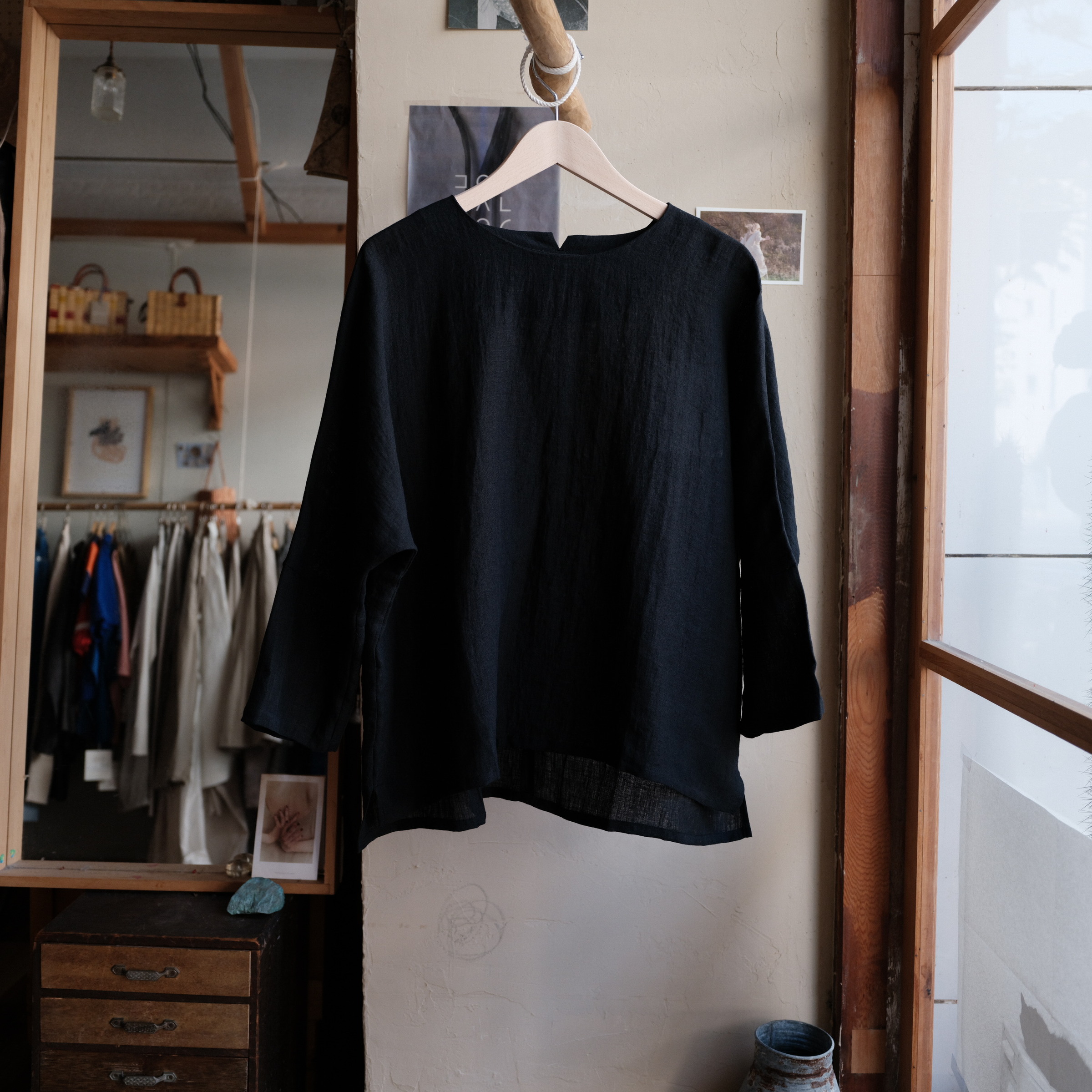 Cosmic Wonder - Linen Lawn Dolman Sleeve Shirt | black – 木吉。