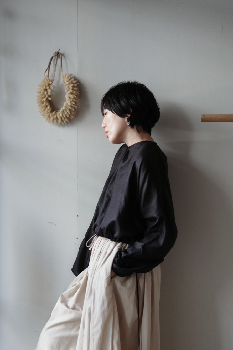 Bunon - Back Button Short Wide Blouse | black – 木吉。 Bunon - Back Button Short Wide Blouse | black – 木吉。