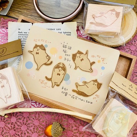 森空moli Sola 貓貓瑜珈系列手刻印章 4款 小鹿文具所x 緩緩日常 雑貨選物 Deerforest Stationery Store In Taiwan 森空moli Sola 貓貓瑜珈系列手刻印章 4款 小鹿文具所x 緩緩日常 雑貨選物 Deerforest Stationery Store In Taiwan