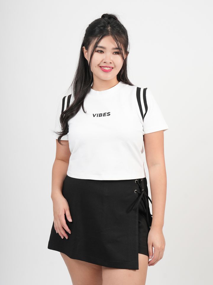 Plus-size sporty crop top with “VIBES” text and contrast shoulder stripes.