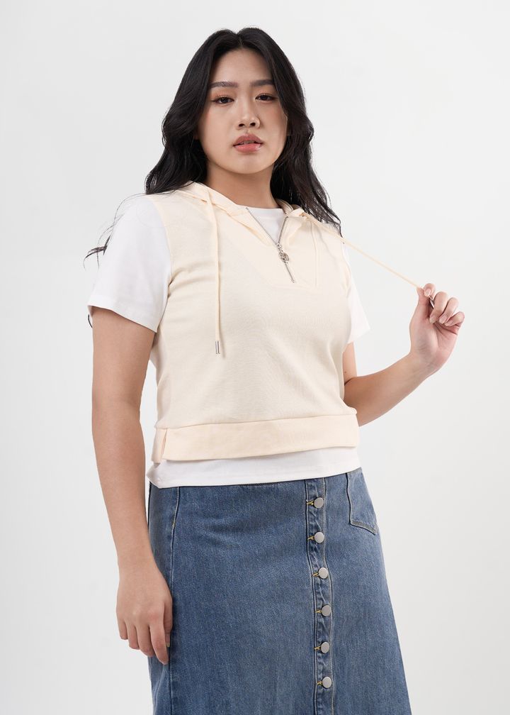 Plus size short-sleeve hoodie with drawstring and zip detail – cream color
