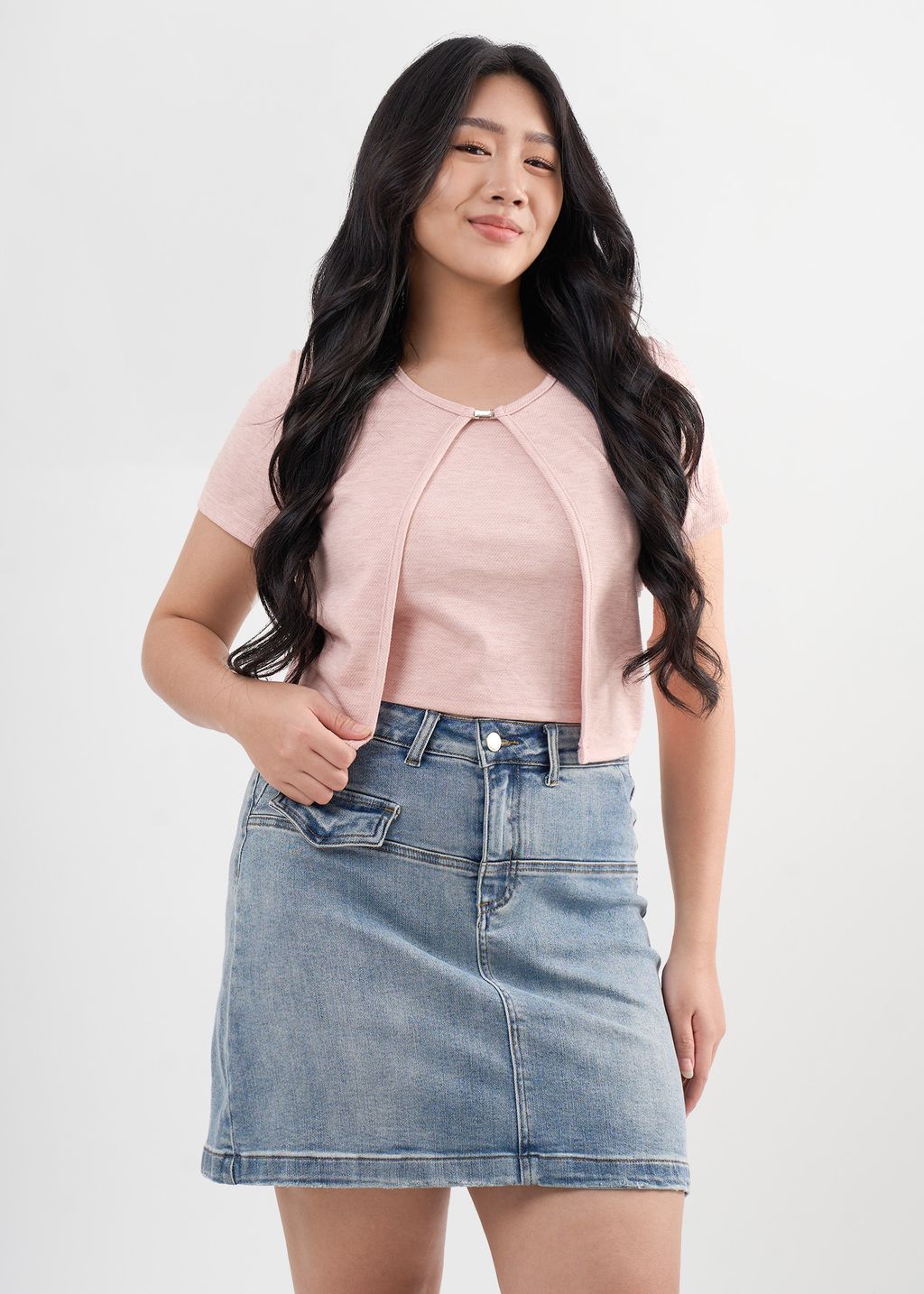 Plus-size vintage-style short-sleeve cardigan in soft pink with cropped cut.