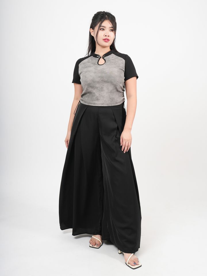 Modern Chinese-inspired cropped top featuring contrast sleeves and front opening.