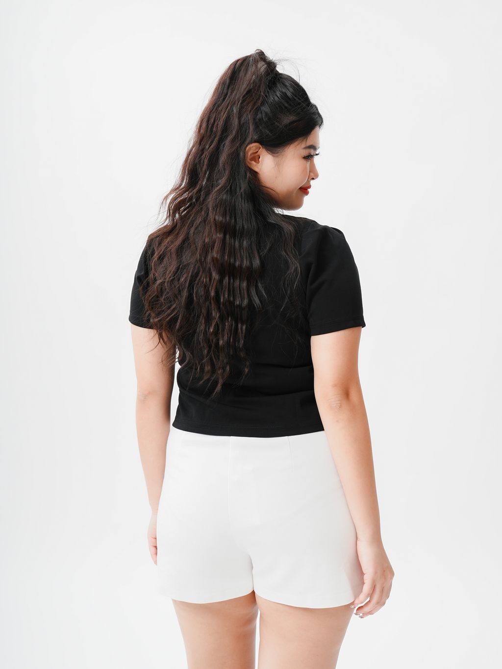 Trendy cropped T-shirt for plus-size women with structured short sleeves.
