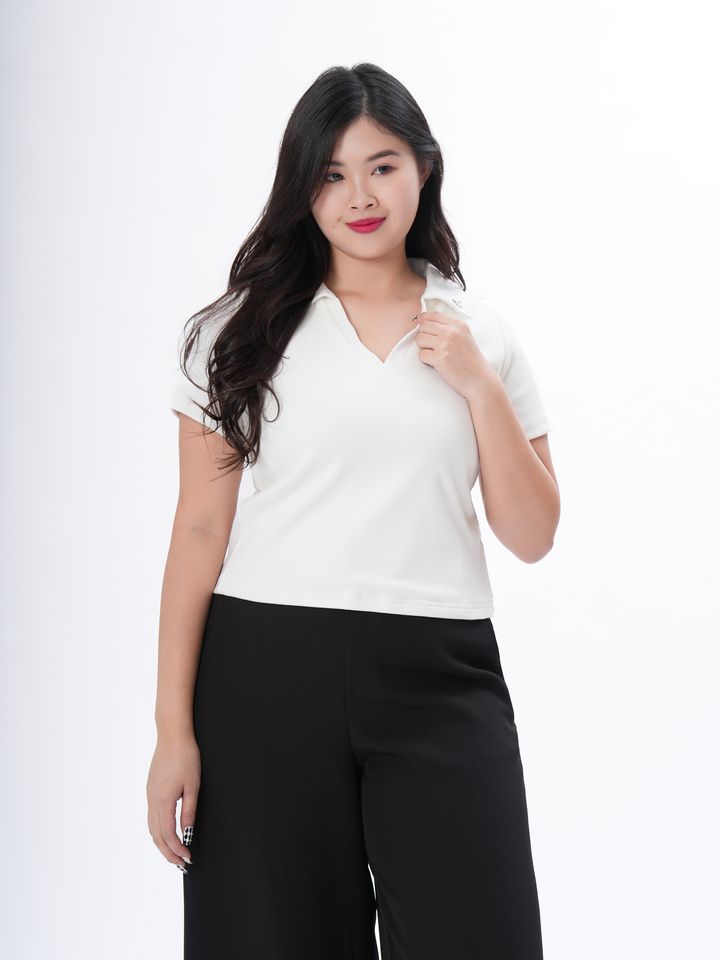 Modern Star Polo Crop – a sporty-chic plus-size top with a polished collar.