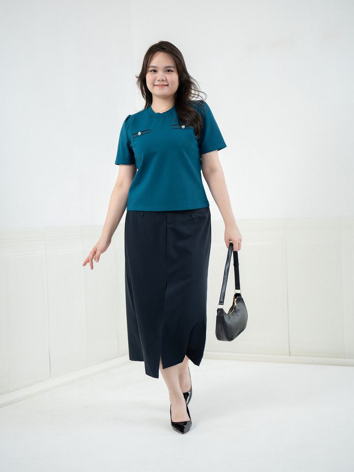 Elegant plus size blouse for workwear with modern pocket accents