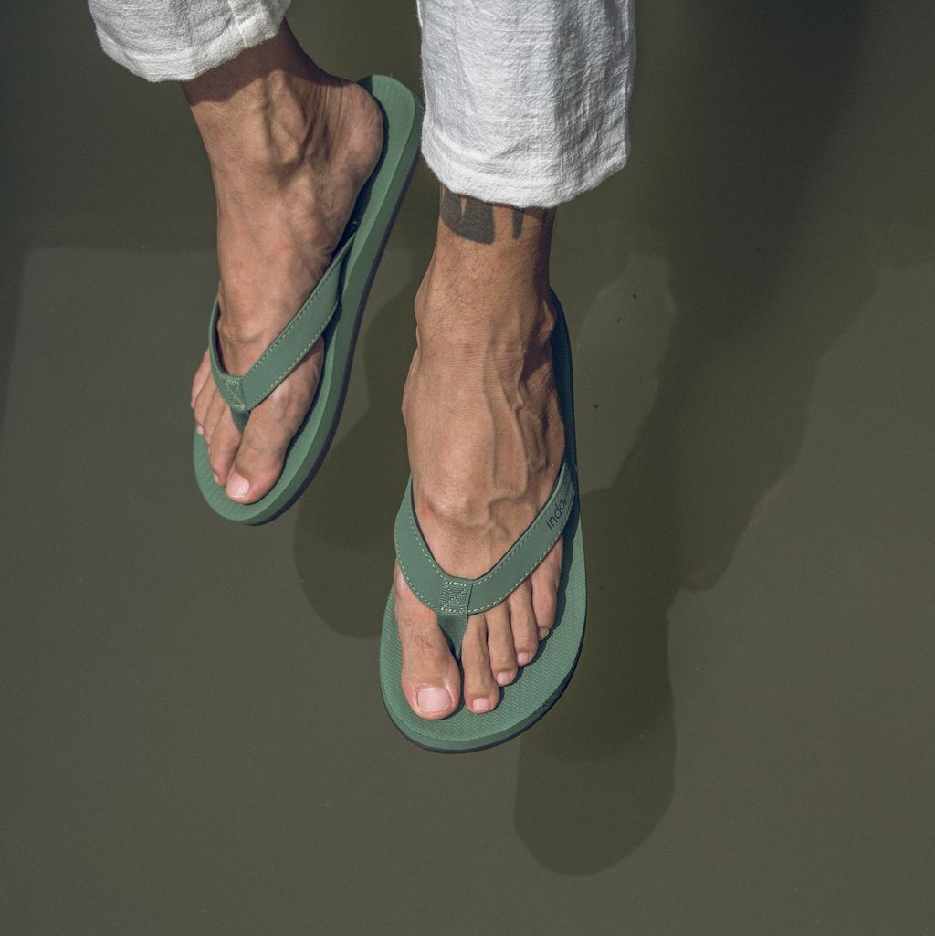 Mens-ESSNTLS-Flip-Flops-Leaf-Above-Green-Water-Zoom-Angle-And-Tattoo拷貝