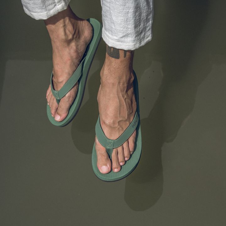 Mens-ESSNTLS-Flip-Flops-Leaf-Above-Green-Water-Zoom-Angle-And-Tattoo拷貝