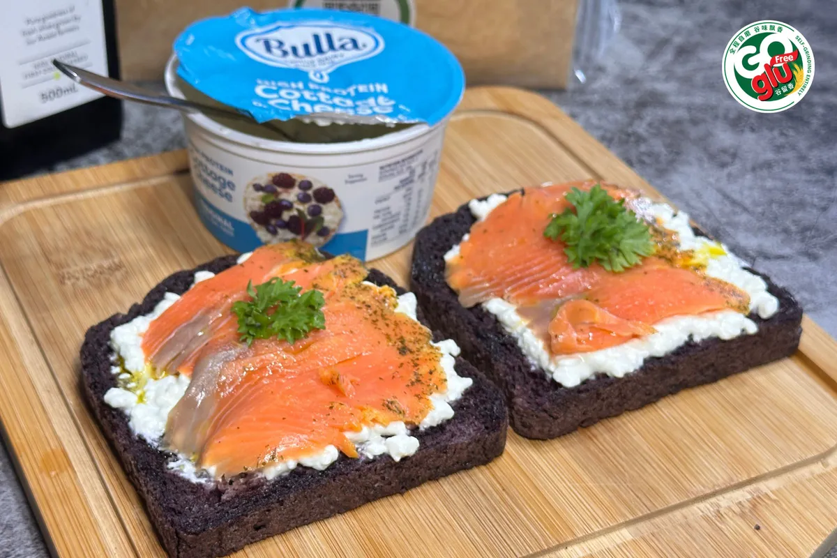 熏三文鱼黑米面包 /Smoked Salmon Black Rice Bread