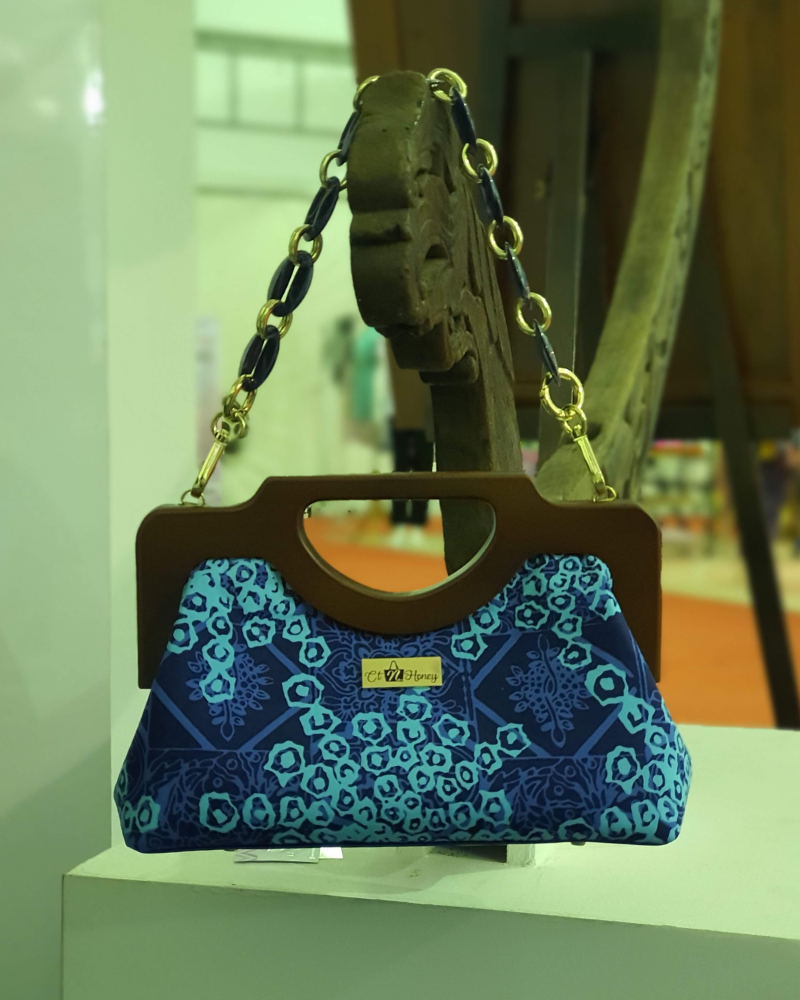 batik clutch - ct n honey- wood frame bag (4).png
