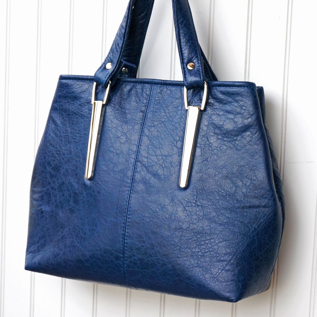 The_Handbag_in_blue_leather_2000x2000_746eca68-c85e-4c6b-a753-aeb59509ab3a.jpg