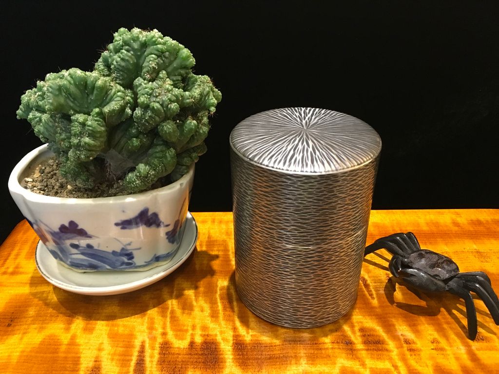 日本🇯🇵《松榮堂》金工師雅壽手打茣座目紋純銀茶筒– 樸居藝坊