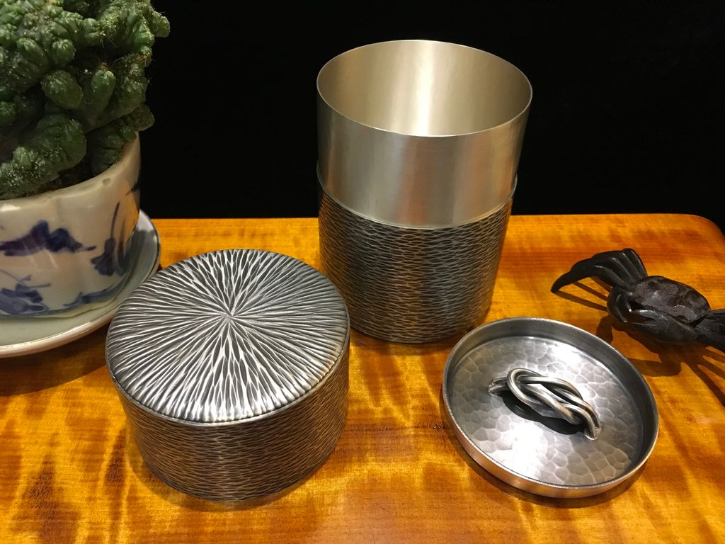 日本🇯🇵《松榮堂》金工師雅壽手打茣座目紋純銀茶筒– 樸居藝坊