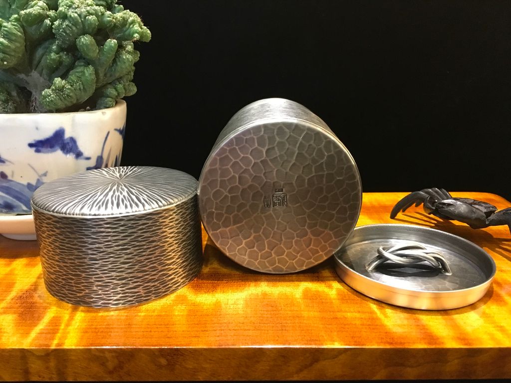 日本🇯🇵《松榮堂》金工師雅壽手打茣座目紋純銀茶筒– 樸居藝坊