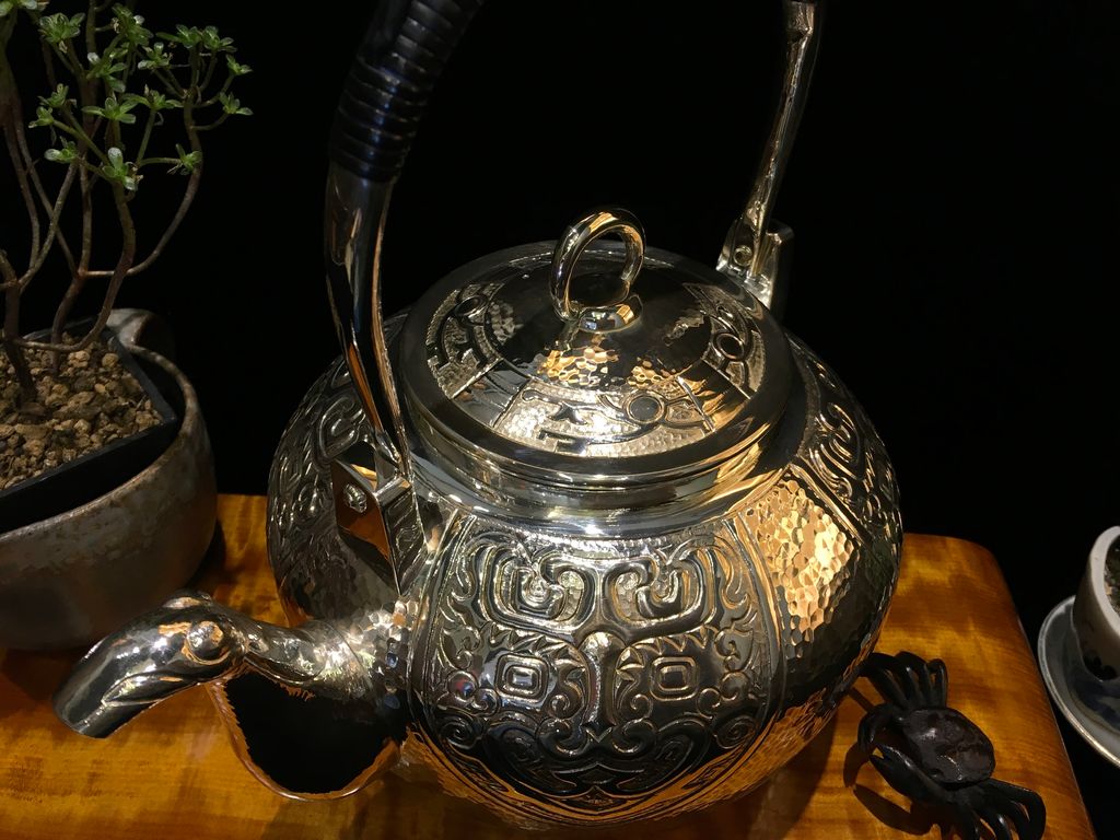 🎉🎉🎉日本🇯🇵金工師裕翠手打祥獸口饕餮紋純銀湯沸– 樸居藝坊 🎉🎉🎉日本🇯🇵金工師裕翠手打祥獸口饕餮紋純銀湯沸– 樸居藝坊