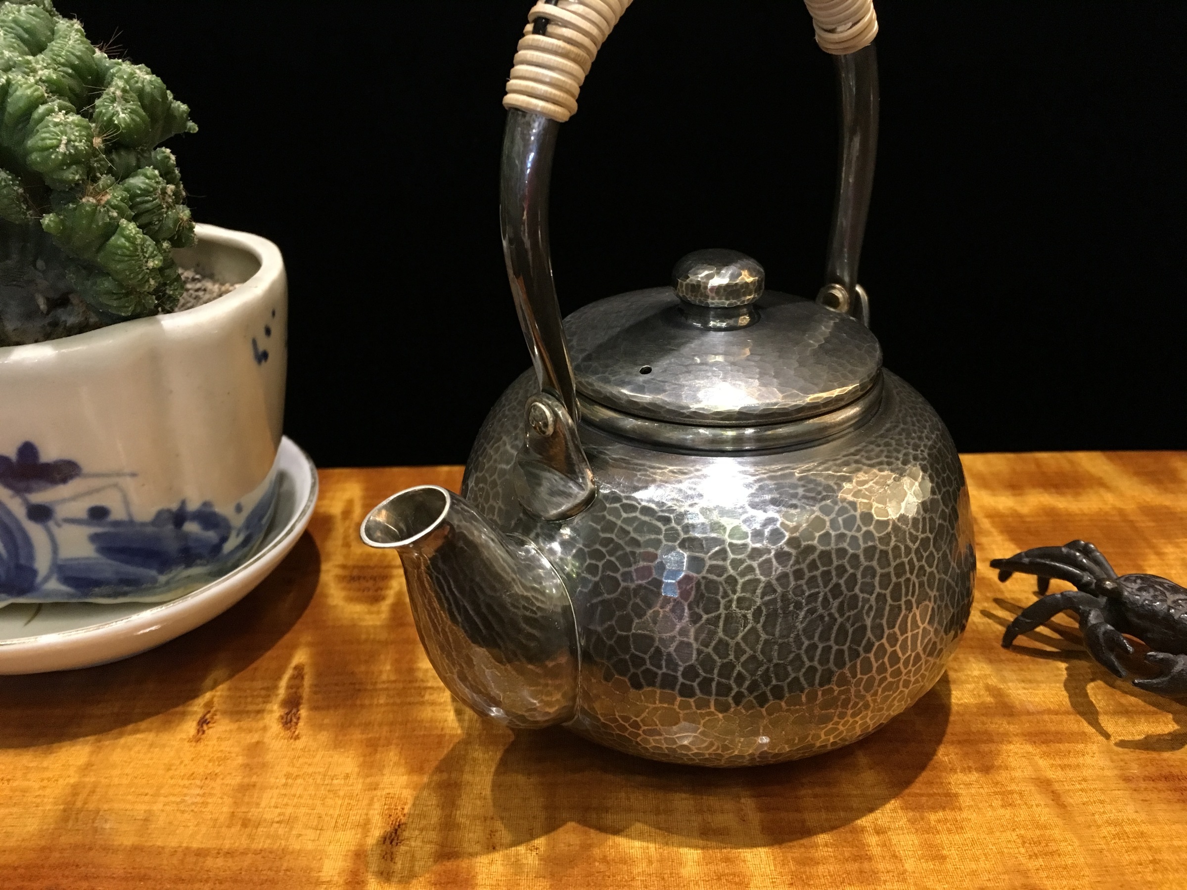 日本百年堂号《松荣堂》金工师「雅寿」手打鎚目纹纯银急须