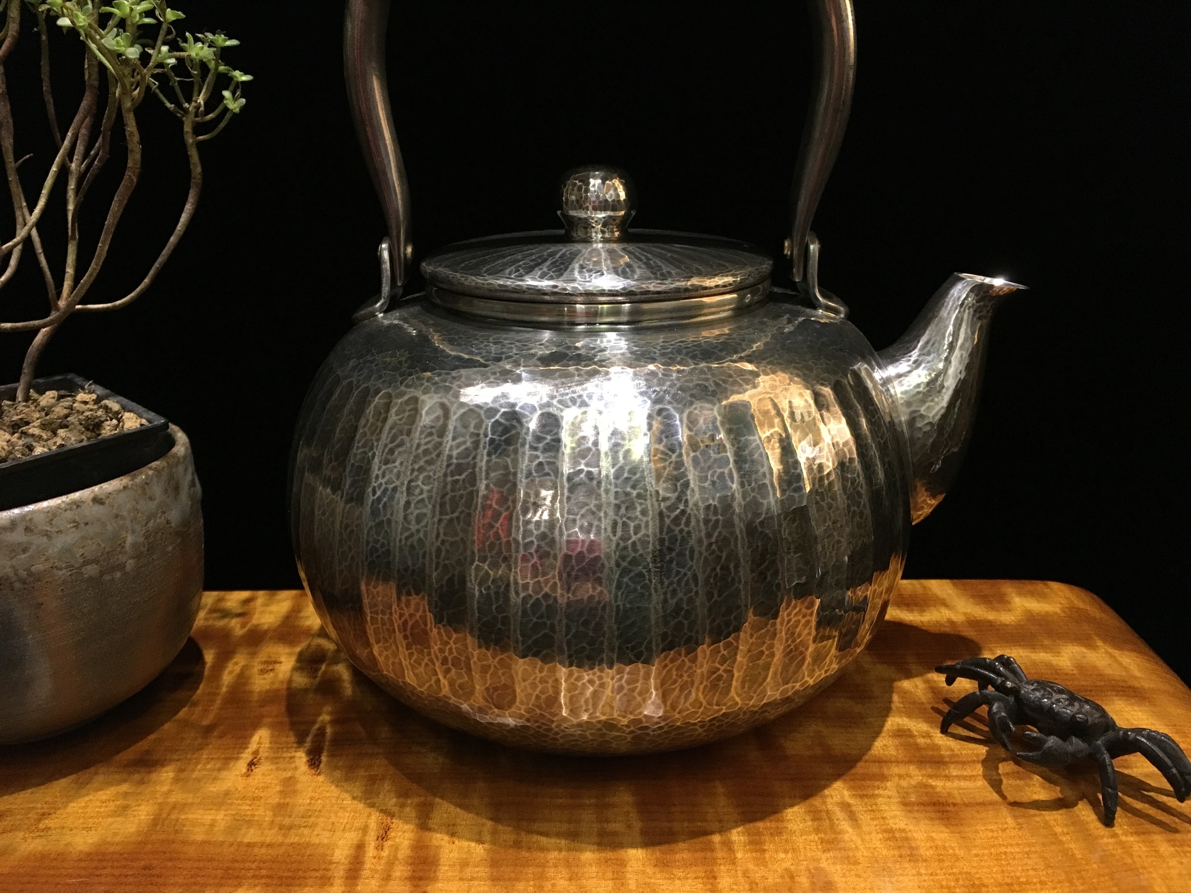 日本百年堂号《松荣堂》金工师「雅寿」缟打鎚目纹2.2l纯银汤沸