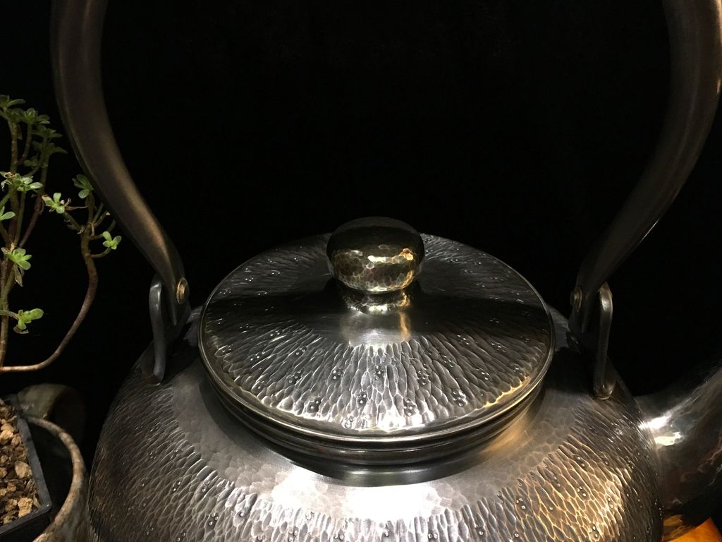🎉🎉🎉日本🇯🇵《松榮堂》國寶級金工大師雅壽花石目紋純銀大湯沸
