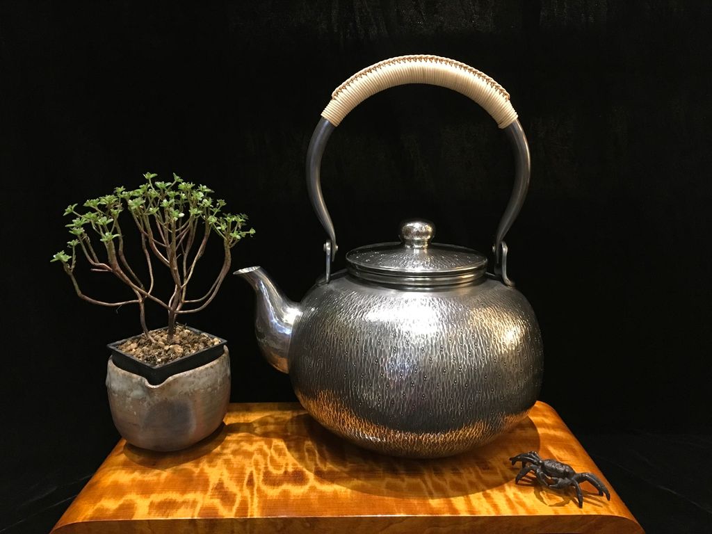 🎉🎉🎉日本🇯🇵《松榮堂》國寶級金工大師雅壽花石目紋純銀大湯沸