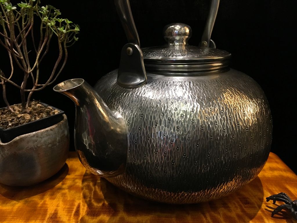 🎉🎉🎉日本🇯🇵《松榮堂》國寶級金工大師雅壽花石目紋純銀大湯沸