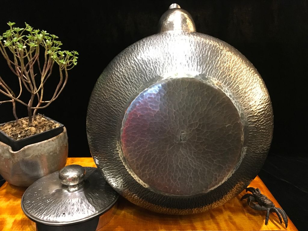 純銀製 三木造 槌目砲口 虹色 平寶珠形湯沸 箱付 銀瓶 煎茶道具 純銀保証 純銀製 三木造 槌目砲口 虹色 平寶珠形湯沸 箱付 銀瓶 煎茶道具