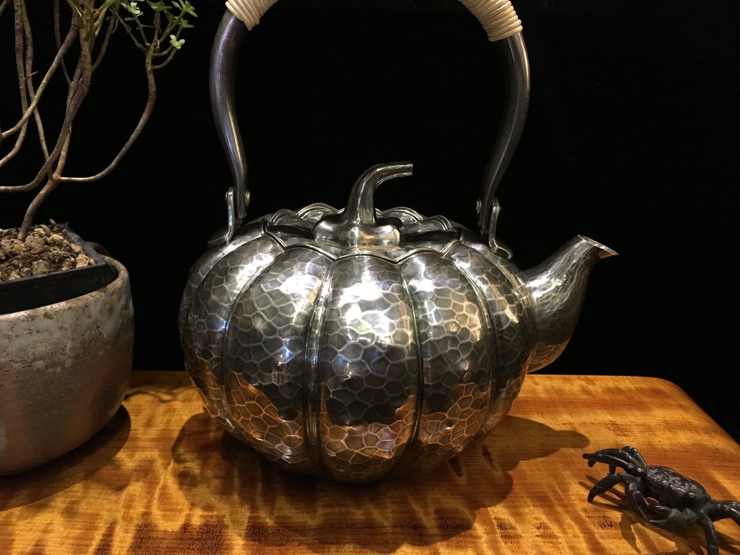 【夢工房】金龍堂 名人 松尾 忠久 造 純銀 腰鎚目 望月形 湯沸 銀瓶 共箱 354g 純度99.99％　S-255 福介商店｜松榮堂福呂形純銀壺0.25L