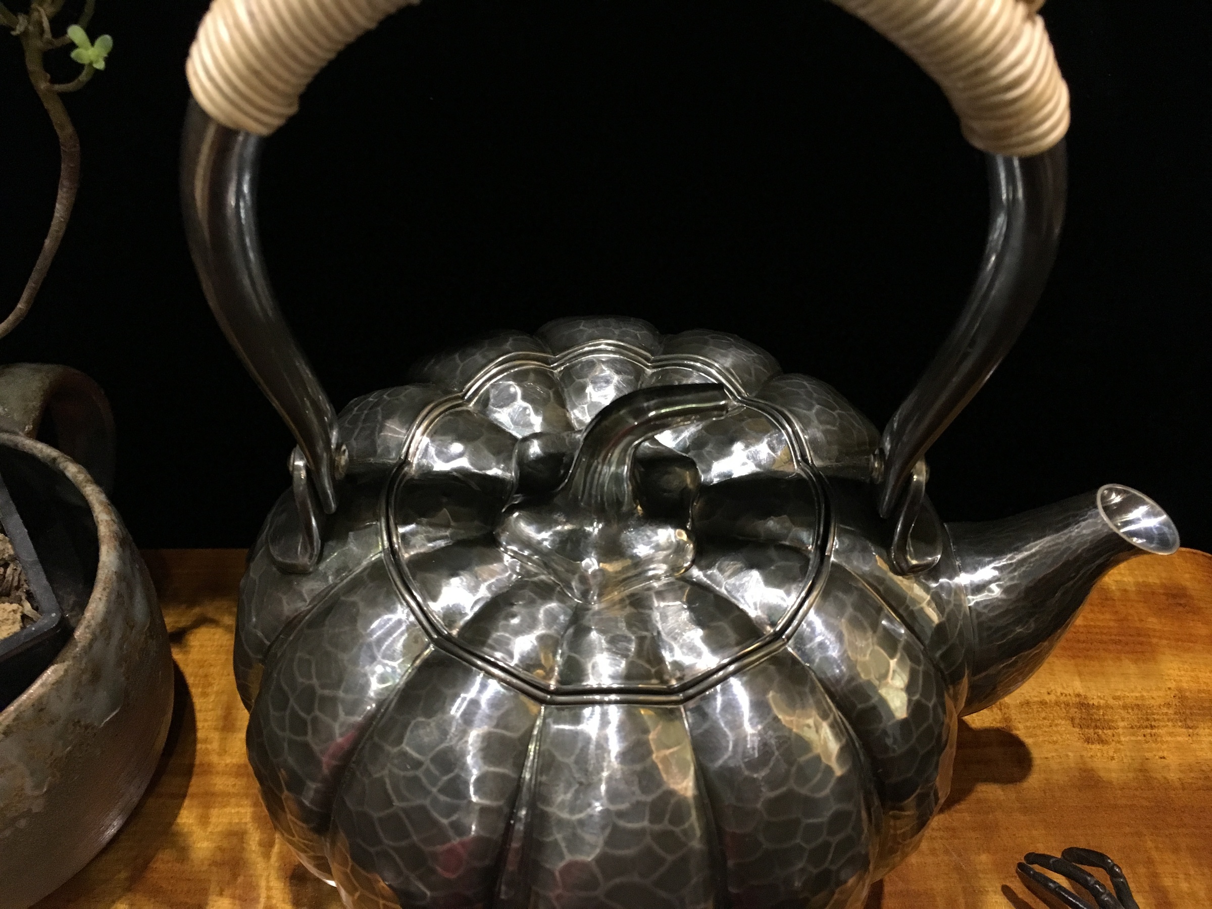 治】金工家作 銀製 打出鎚目亀甲紋平丸形湯沸☆銀