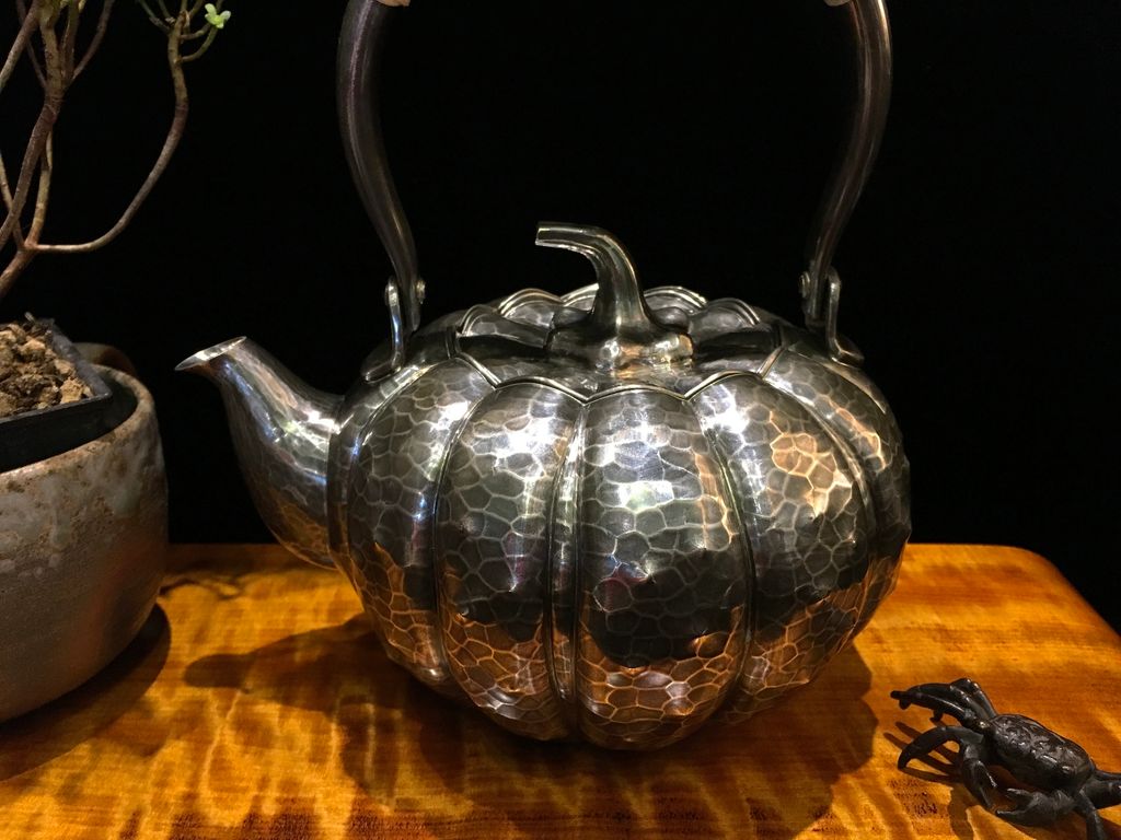 純銀製 三木造 槌目砲口 虹色 平寶珠形湯沸 箱付 銀瓶 煎茶道具 純銀保証 純銀製 三木造 槌目砲口 虹色 平寶珠形湯沸