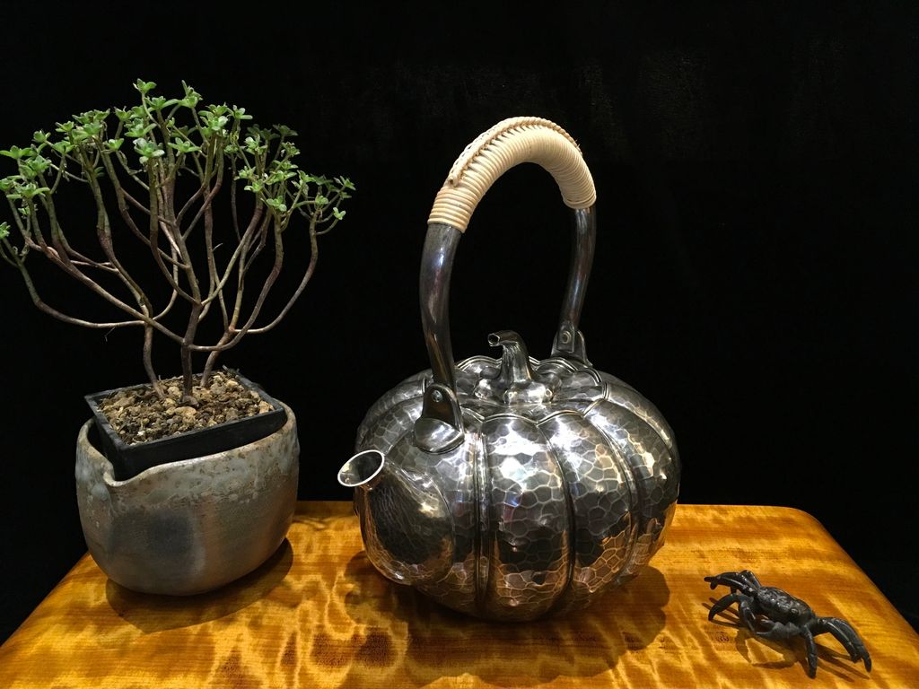純銀製 三木造 槌目砲口 虹色 平寶珠形湯沸 箱付 銀瓶 煎茶道具 純銀保証 純銀製 三木造 槌目砲口 虹色 平寶珠形湯沸 箱付 銀瓶 煎茶道具