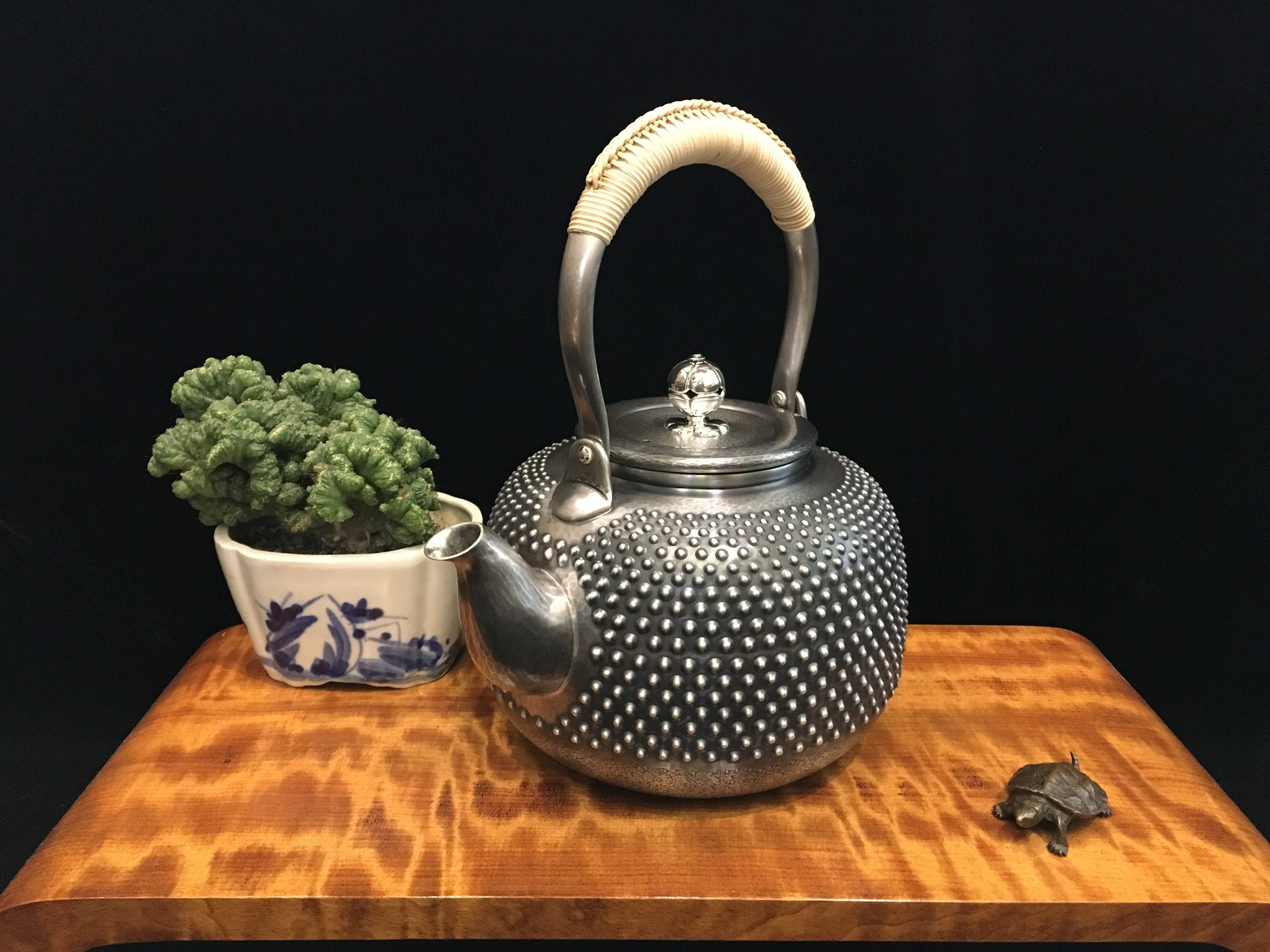 純銀製 玉霰打出 琥珀摘蓋 藤手 あられ湯沸 銀瓶 煎茶