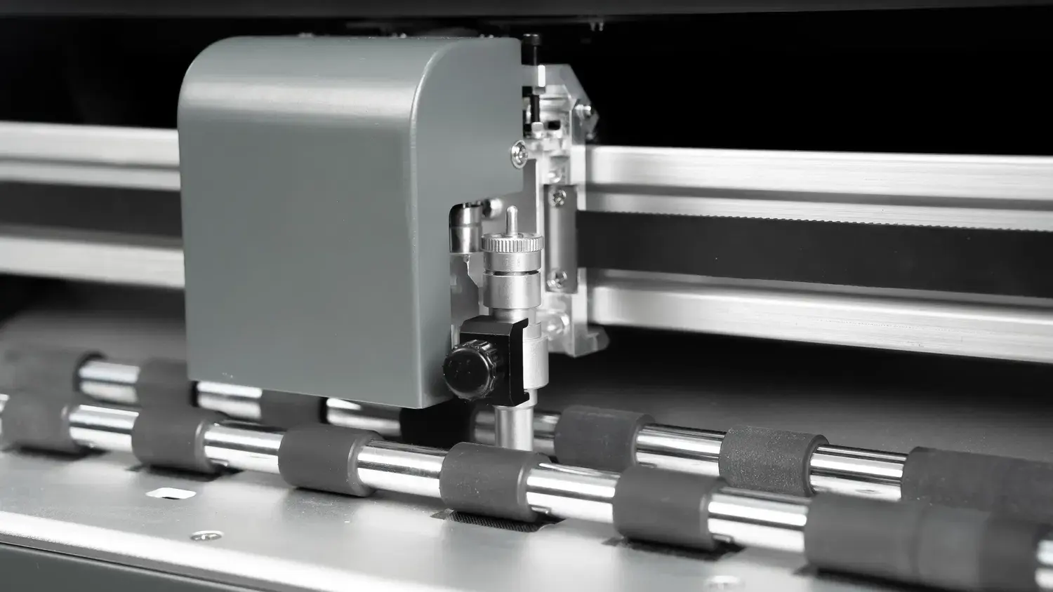 Skycut A3MAX7 cutting head and pinch rollers, close-up