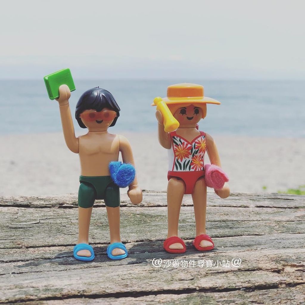 【商品上架】泳裝情侶在沙灘玩耍
