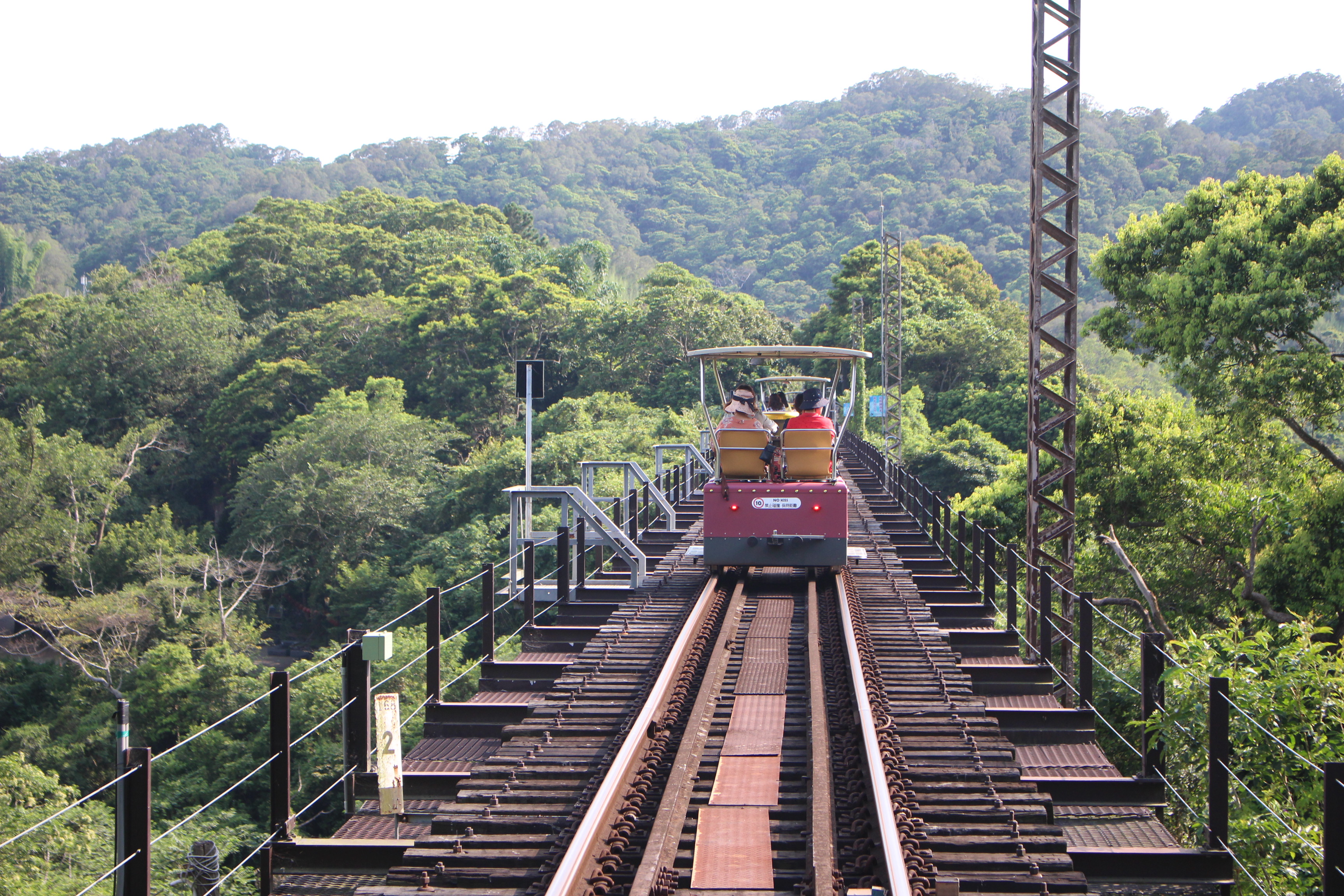 搭乘railbike遊苗栗山城.JPG