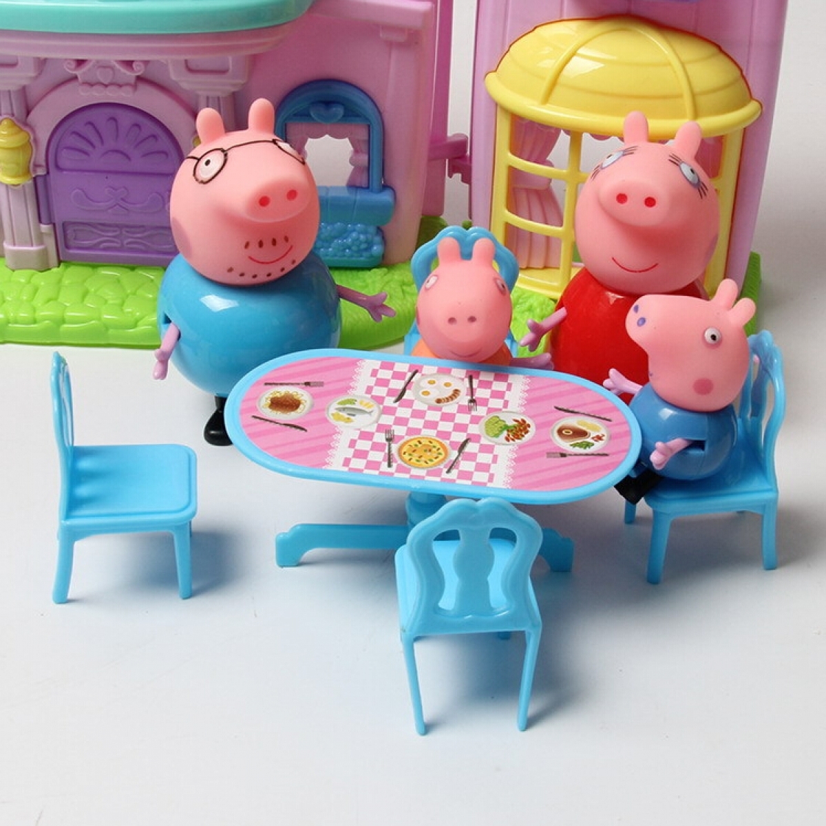Дом свинки Пэппы с её семьёй