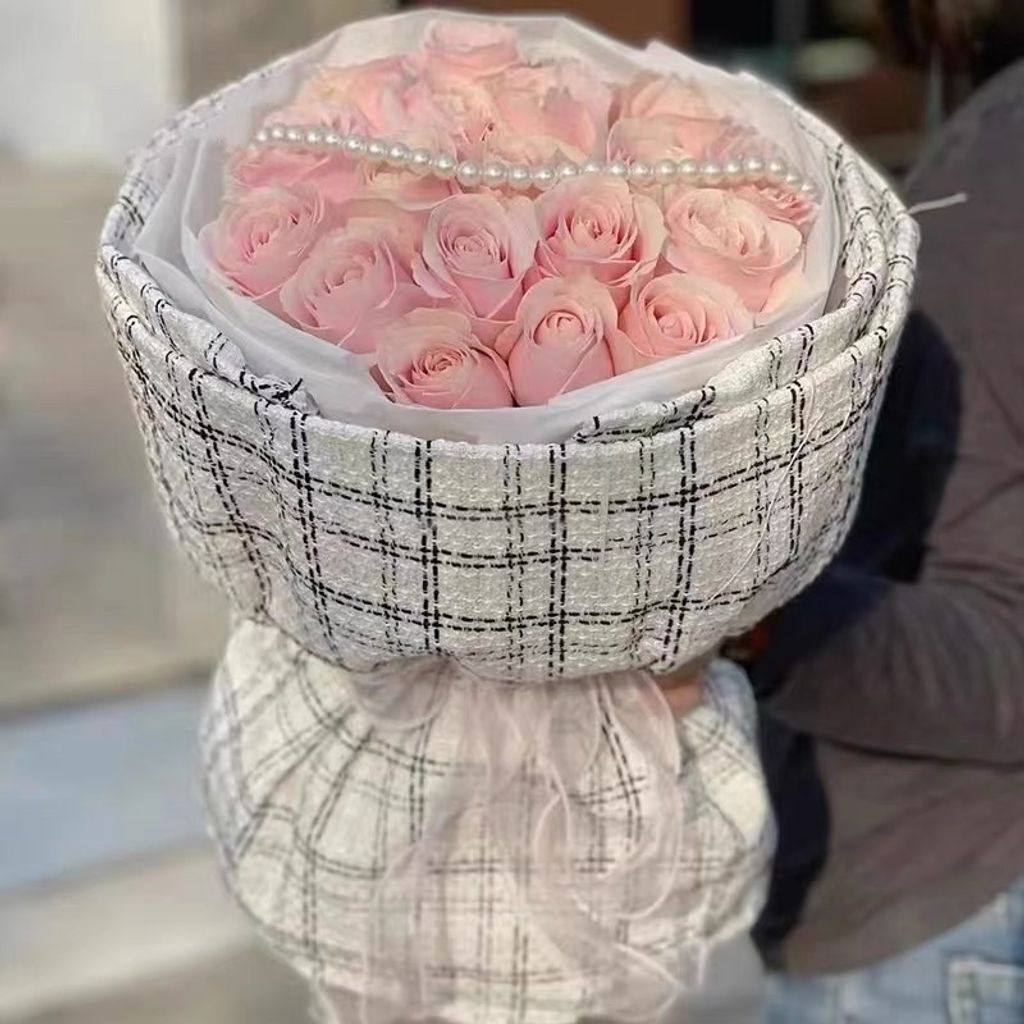 Chanel Bouquet 21Roses – Jane's Florist